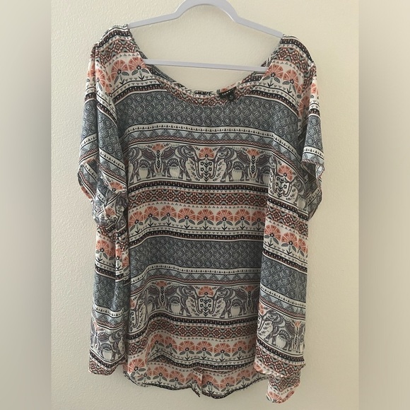 Torrid Short Sleeve Elephant Print Button Back Top Size 4X - Picture 1 of 8